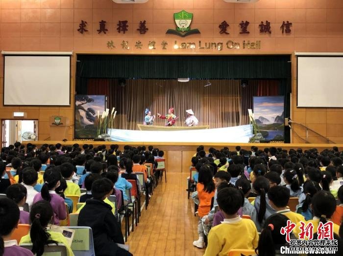 《成语魔方》在福建中学附属学校演出现场 中国儿艺供图