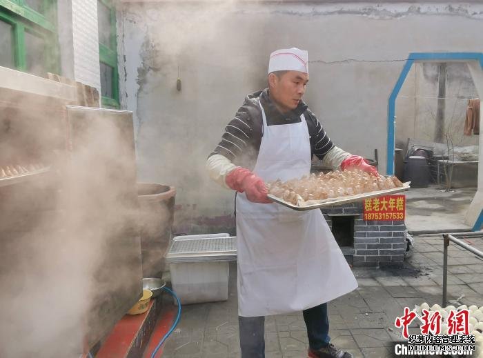 订单从全国各地涌来，郭文广的作坊每天生产约1千斤年糕。　赵晓 摄
