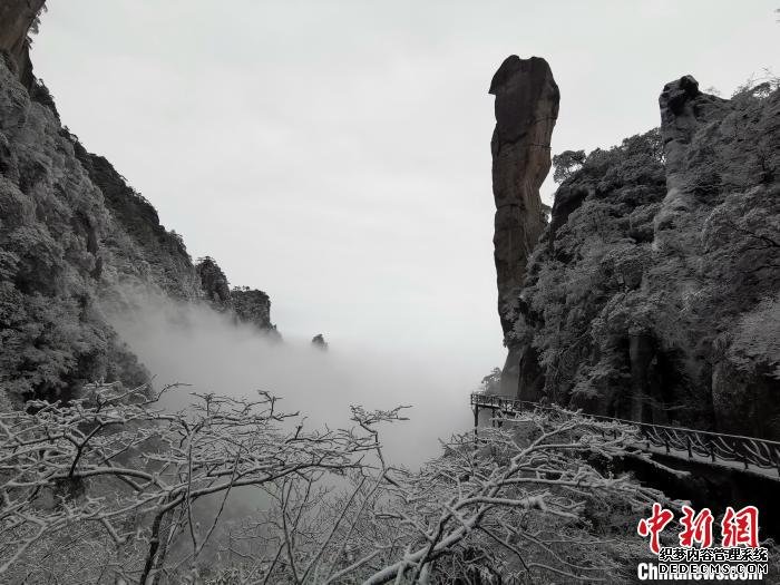 冰雪世界中的“巨蟒出山” 俞宏虎 摄